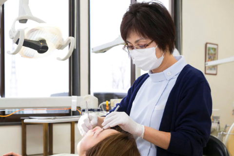 豊富な経験と確かな技術を持つさわべ歯科クリニックのアプローチで、早期の症状改善と予防に努めています。