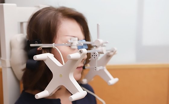 下顎運動機能分析装置によって顎の動きを分析しています