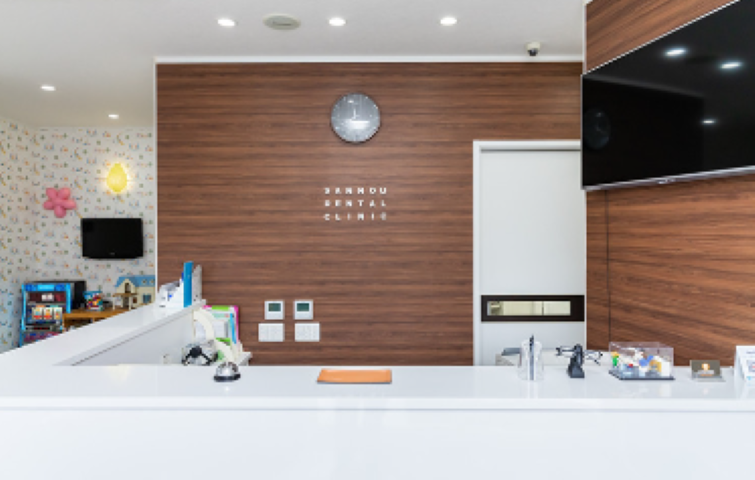 ①外観②受付③待合室