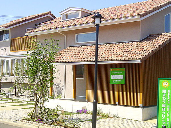 ①クリニック外観②受付③待合室