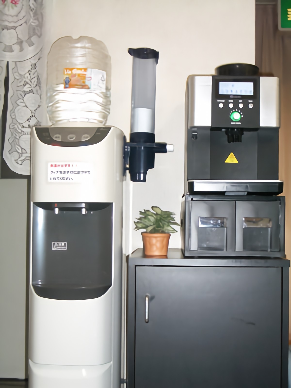 ①クリニック外観②待合室③歯科用CT完備