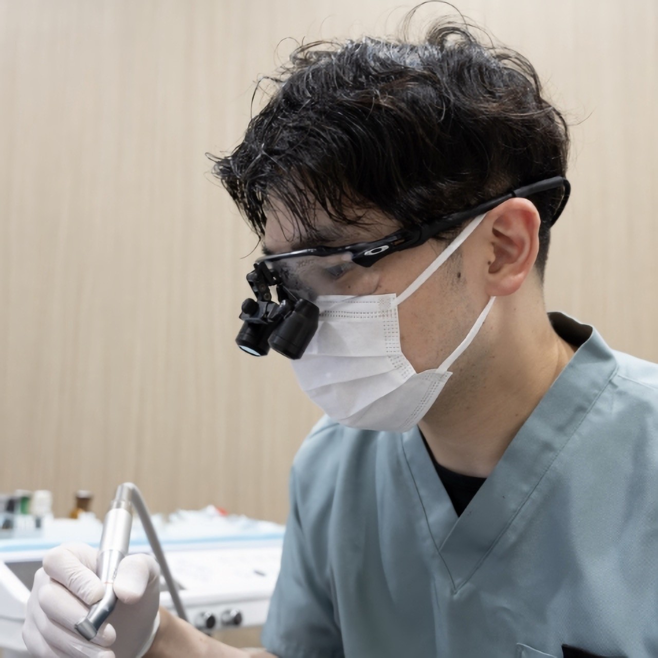 拡大鏡を使用し、精密な治療を提供