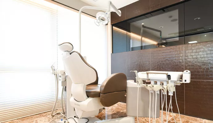 【西船橋駅 北口から徒歩3分】【月曜・水曜は19時まで／火曜・金曜・土曜は18時まで診療】【日本口腔インプラント学会 所属】精密な補綴治療と高度なインプラント治療で噛めると見た目を両立するパステル歯科医院