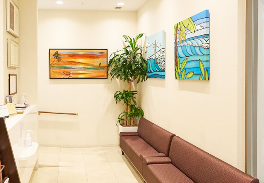 ①クリニック外観②受付③待合室