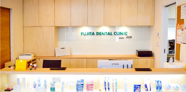 ①クリニック外観②受付③診療チェア