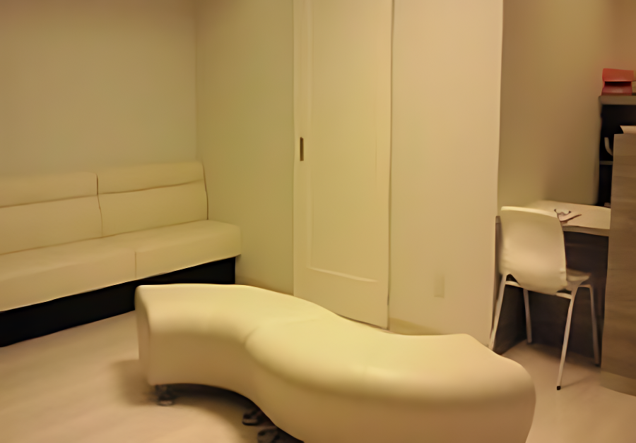 ①クリニック外観②診療室③待合室