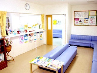 ①クリニック外観　②受付・待合室　③院内