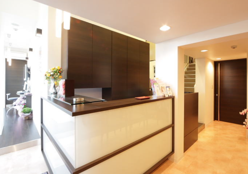 ①クリニック外観②受付③待合室