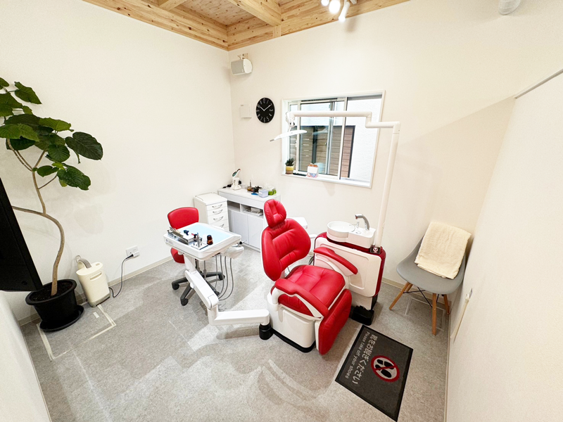 ①クリニック外観②待合室③診療チェア