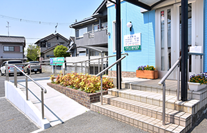 玄関前スロープあり