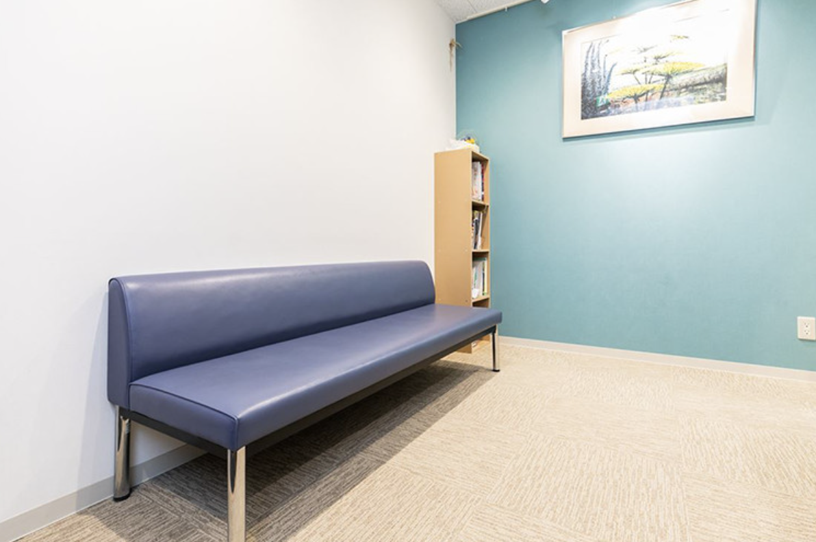 ①エントランス ②受付 ③待合室