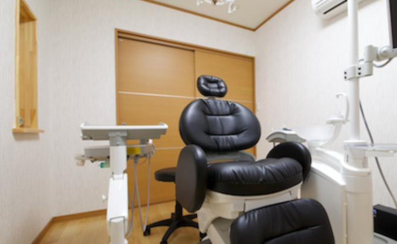 ①外観②待合室③治療室