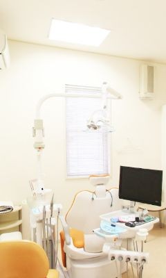 明るくリラックスできる診療室