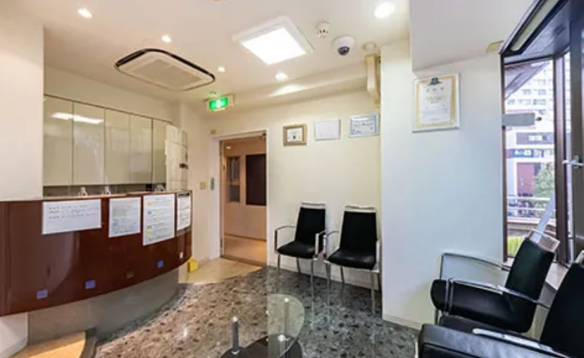 ①外観②待合室③診療室