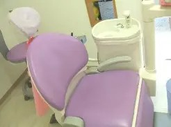 3つのカラーのカラフルな診療台が完備