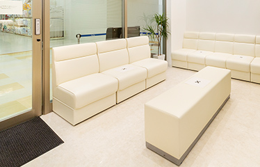 ①クリニック外観②受付③待合室