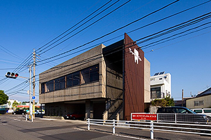 ①外観②受付③診療室