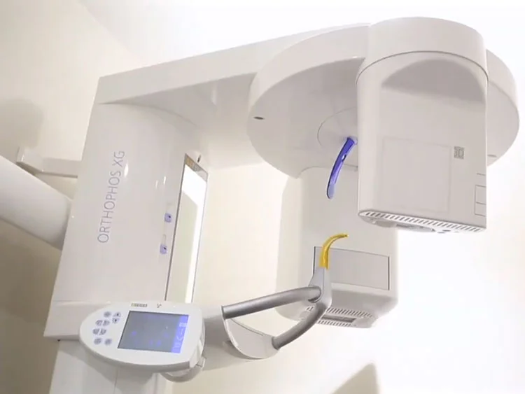 透明なマウスピースで、自然な笑顔と機能美を両立