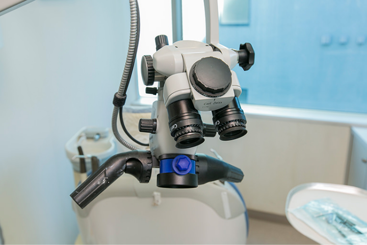 拡大鏡とマイクロスコープを活用した精密処置に対応