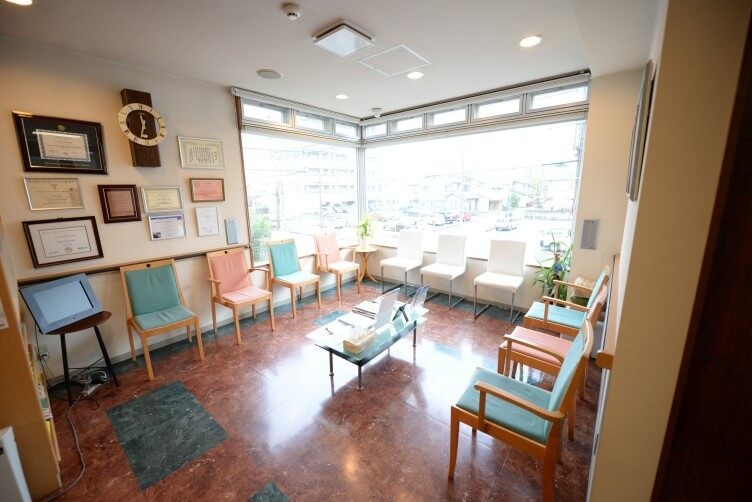 ①受付②待合室③診療室