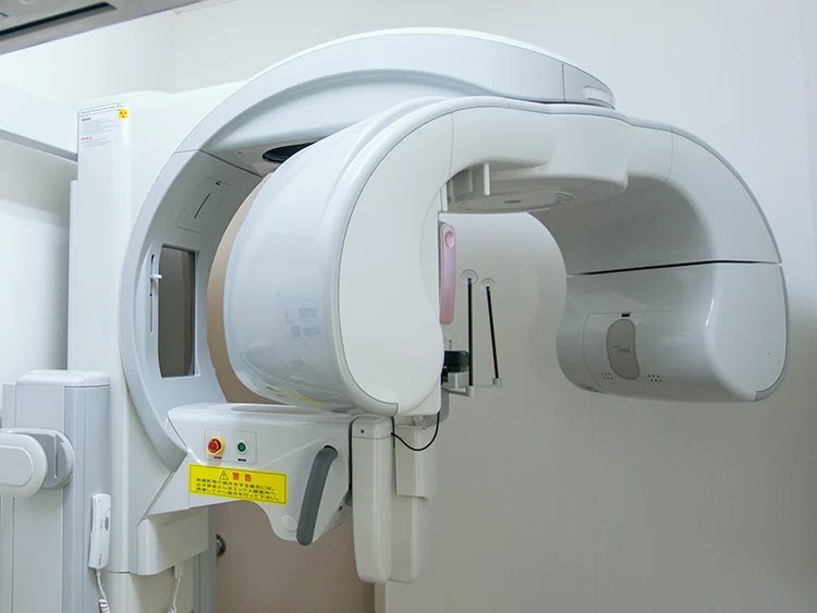 精密な治療のために正確な診断を行う歯科用CTです