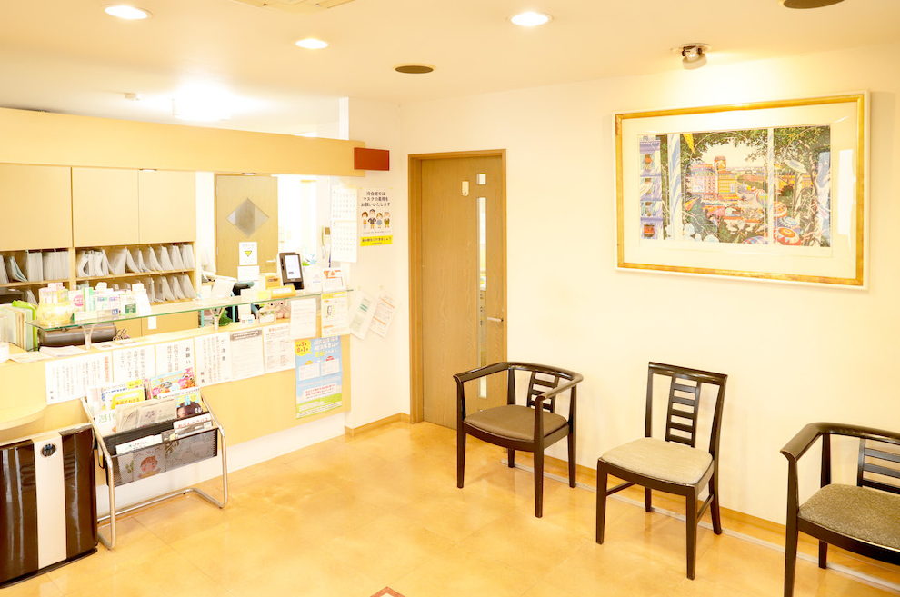 ①クリニック外観　②受付　③待合室