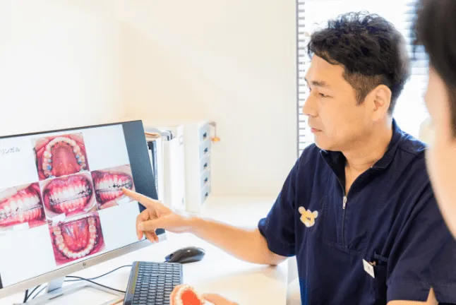 【日本矯正歯科学会認定医在籍】目立ちにくい矯正に対応するかすや矯正歯科
