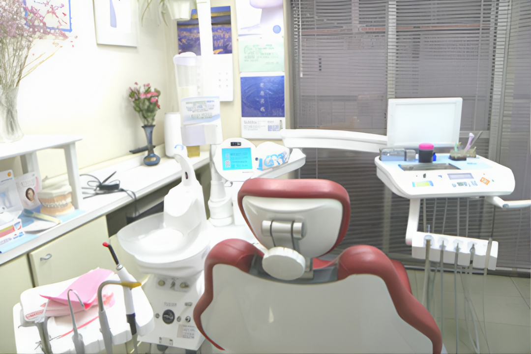 ①外観②待合室③診療室