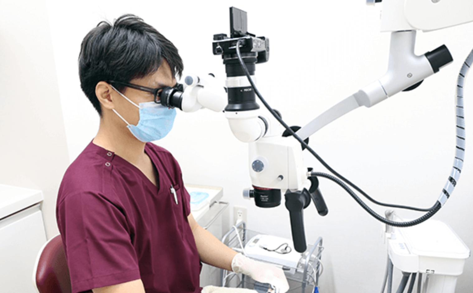 マイクロスコープなどの精密機器を使用して、正確で安心な治療を提供しています。