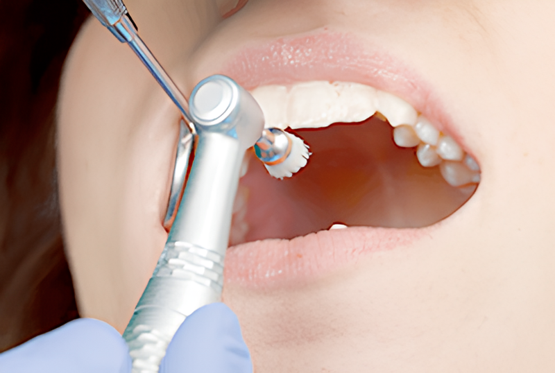 先進機器を活用した正確な診断と歯質保存を重視した治療を提供