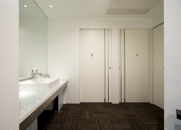 清潔なパウダールームにてお口をチェックしましょう