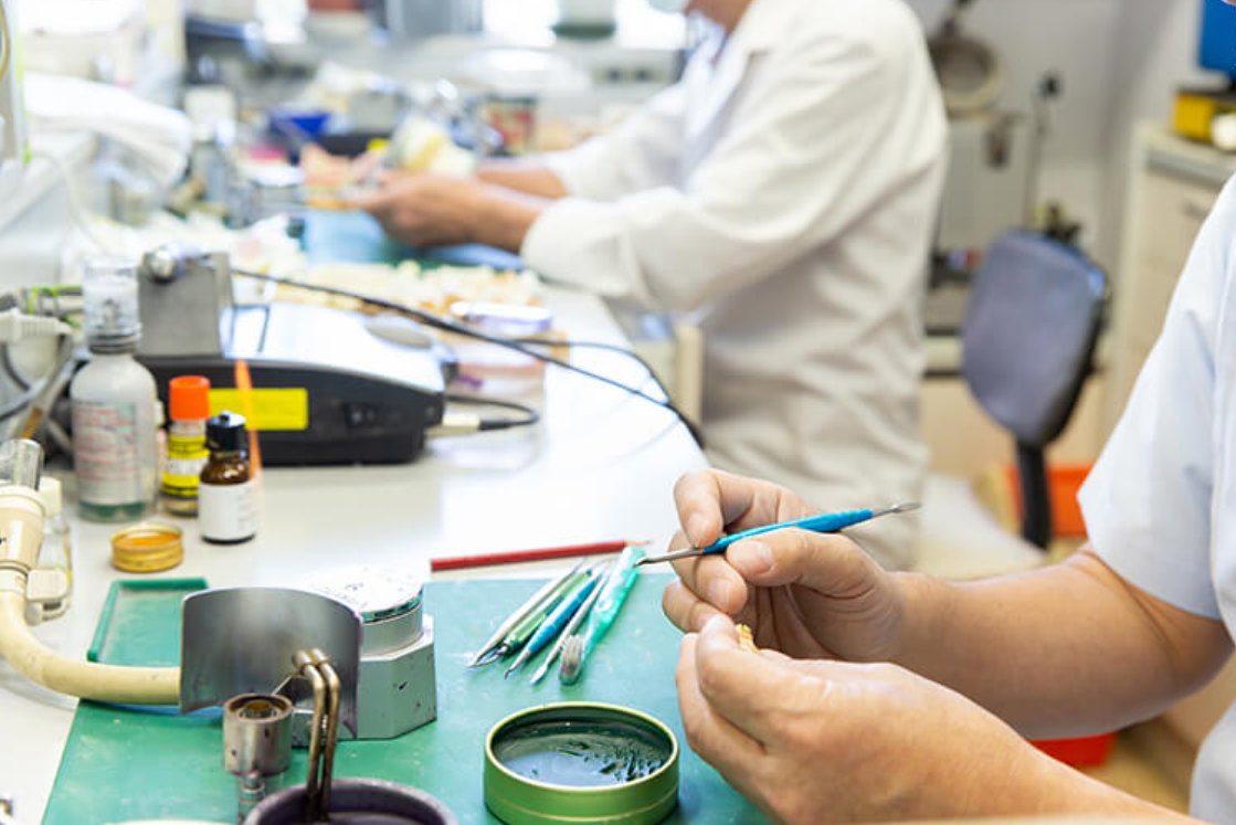 快適な入れ歯で豊かな食生活をサポートします