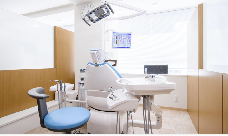 ①受付、②診療室、③外観