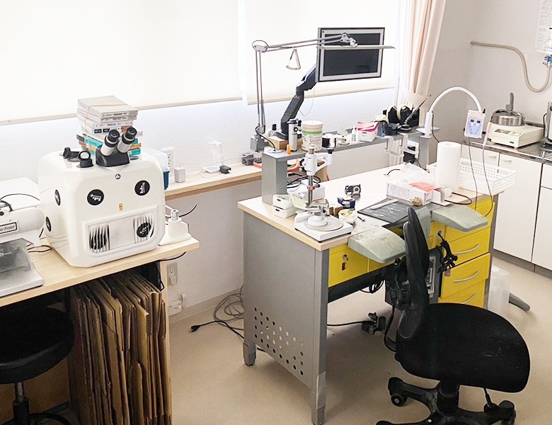 入れ歯専門の歯科技工所と併設しております