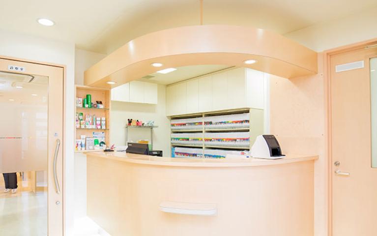 ①外観②受付③待合室