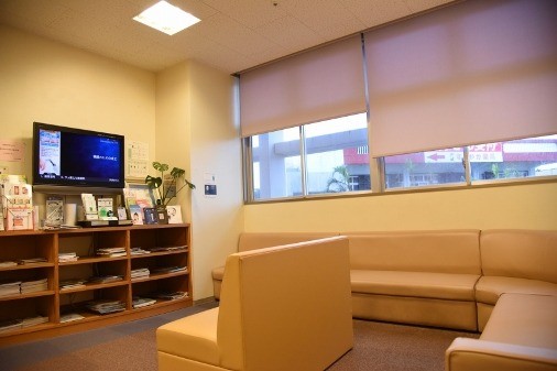 【知花五丁目バス停 徒歩6分・駐車場570台】医療施設内で医科連携に対応する歯科医院 中頭歯科診療室
