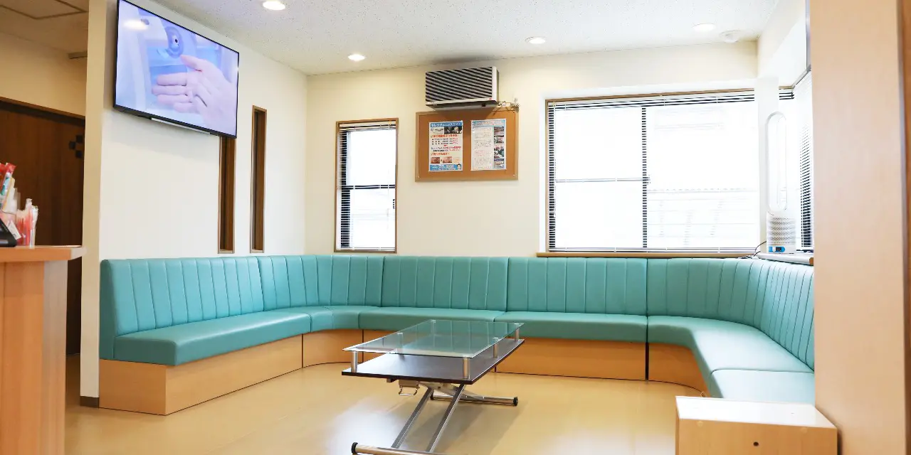 ①医院外観 ②受付 ③待合室