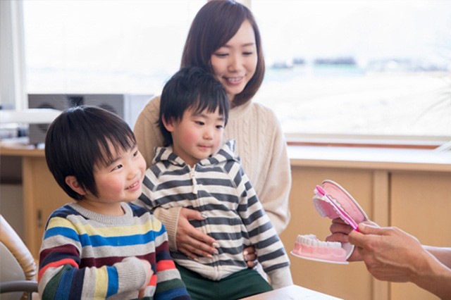 お子様が生涯にわたってご自身の歯で食事を楽しめるよう、幼い頃から正しいケア習慣を身につけることを重視しています。