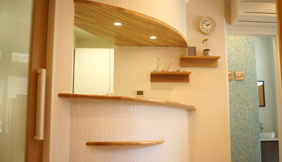 ①外観②受付③診療室