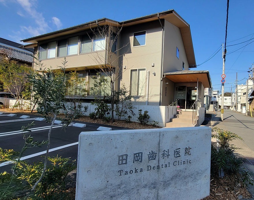 ①クリニック外観　②診察室　③治療の様子