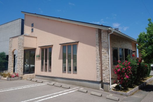 ①外観②受付③診療室