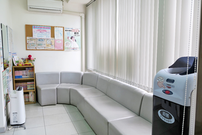 医院外観・受付・待合室