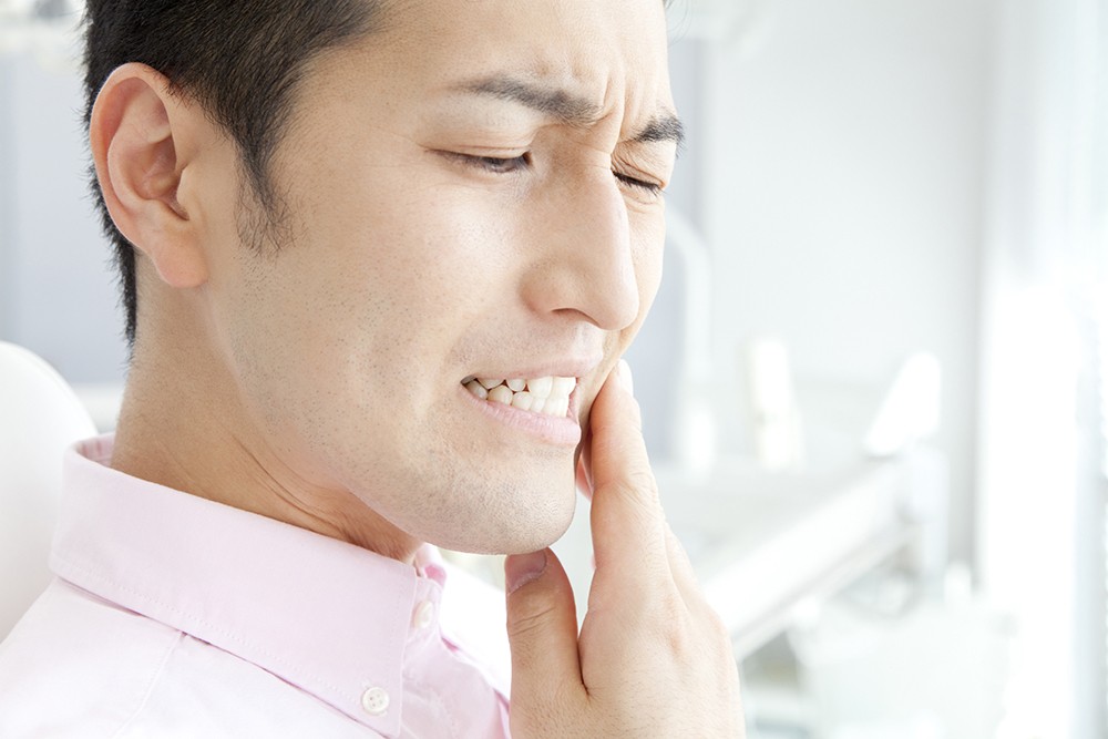 患者様のお口の状態を丁寧に確認し、むし歯の進行度に応じた治療を提案しています。