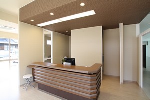 ①外観②受付③待合室