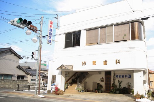 ①医院外観②待合室③駐車場完備