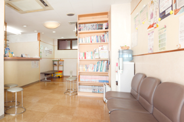 ①外観　②受付　③治療フロア