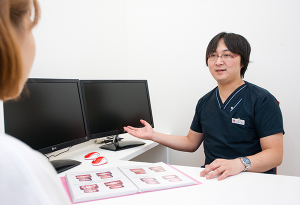 治療前のカウンセリングを重視し、インプラントのメリット・デメリットを丁寧に説明することで、患者様に安心感を提供しています