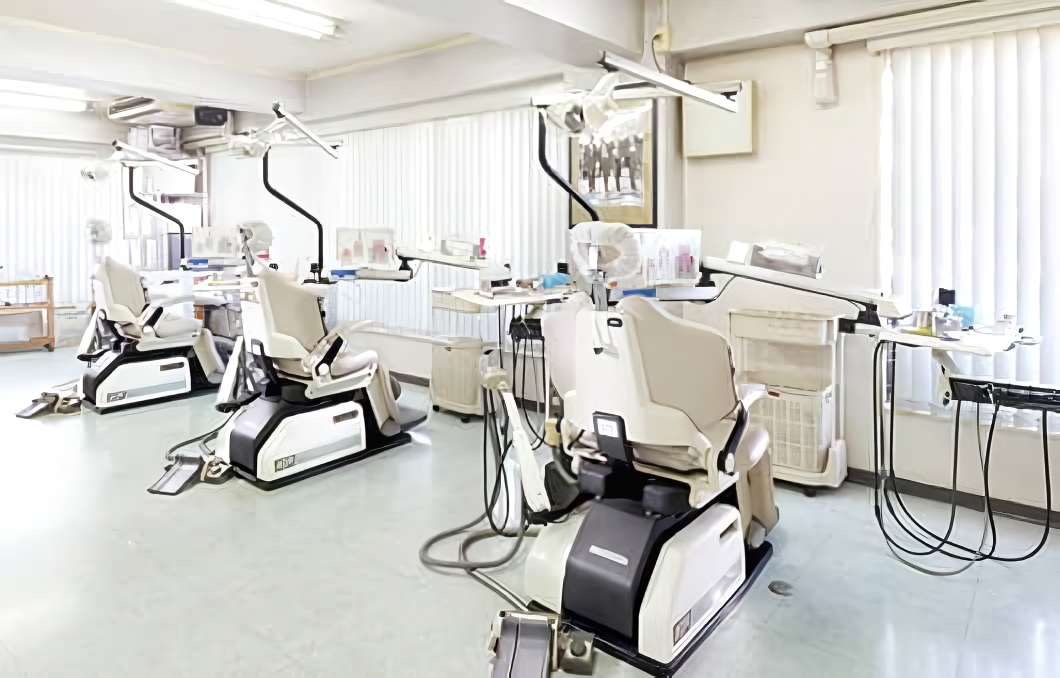 ①外観②待合室③診療スペース