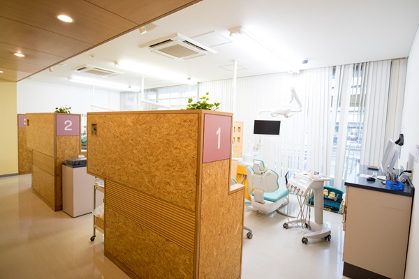 明るく清潔な診療室で処置を行います。