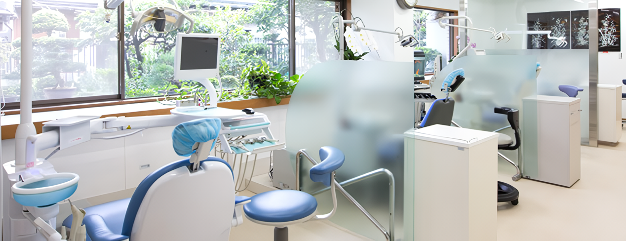 ①外観②受付③診療スペース